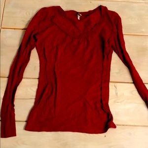 Thin red scoop kneck shirt